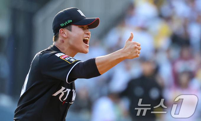 5일 오후 서울 송파구 잠실야구장에서 열린 프로야구 '2024 신한 SOL 뱅크 KBO 포스트시즌' 준플레이오프 1차전 kt 위즈와 LG 트윈스의 경기, kt 박영현이 9회말을 무실점으로 막고 포효하고 있다. 2024.10.5/뉴스1 ⓒ News1 김도우 기자