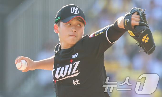 5일 오후 서울 송파구 잠실야구장에서 열린 프로야구 '2024 신한 SOL 뱅크 KBO 포스트시즌' 준플레이오프 1차전 kt 위즈와 LG 트윈스의 경기, kt 박영현이 9회말 등판해 역투하고 있다. 2024.10.5/뉴스1 ⓒ News1 김도우 기자