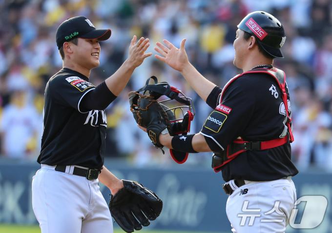 5일 오후 서울 송파구 잠실야구장에서 열린 프로야구 '2024 신한 SOL 뱅크 KBO 포스트시즌' 준플레이오프 1차전 kt 위즈와 LG 트윈스의 경기, kt 박영현이 9회말을 무실점으로 막고 kt 포수 장성우와 기쁨을 나누고 있다. 2024.10.5/뉴스1 ⓒ News1 김도우 기자