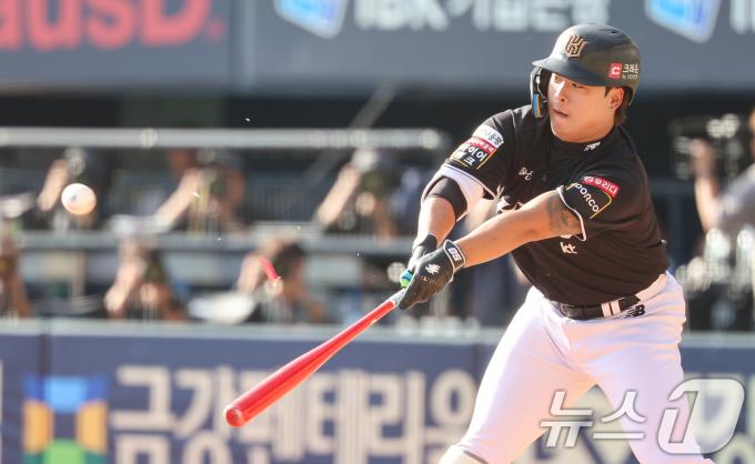 5일 오후 서울 송파구 잠실야구장에서 열린 프로야구 '2024 신한 SOL 뱅크 KBO 포스트시즌' 준플레이오프 1차전 kt 위즈와 LG 트윈스의 경기, 6회초 1사 1루 상황에서 kt 강백호가 안타를 치고 있다. 2024.10.5/뉴스1 ⓒ News1 김도우 기자