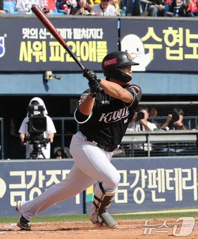 5일 오후 서울 송파구 잠실야구장에서 열린 프로야구 '2024 신한 SOL 뱅크 KBO 포스트시즌' 준플레이오프 1차전 KT 위즈와 LG 트윈스의 경기, KT공격 2회초 1사 상황에서 강백호가 안타를 치고 있다. 2024.10.5/뉴스1 ⓒ News1 장수영 기자