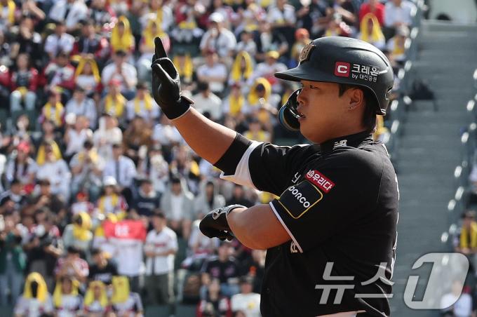 5일 오후 서울 송파구 잠실야구장에서 열린 프로야구 '2024 신한 SOL 뱅크 KBO 포스트시즌' 준플레이오프 1차전 KT 위즈와 LG 트윈스의 경기, KT공격 2회초 1사 상황에서 강백호가 안타를 친 뒤 세리머니 하고 있다. 2024.10.5/뉴스1 ⓒ News1 장수영 기자