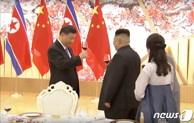 2019년 북한을 국빈 방문한 시진핑 중국 국가주석이 김정은 북한 국무위원장과 평양 목란관에서 열린 환영만찬에서 잔을 부딪히고 있다.(CCTV 캡쳐) (사진은 기사 내용과 무관함) / 뉴스1 ⓒ News1 2019.6.21/뉴스1