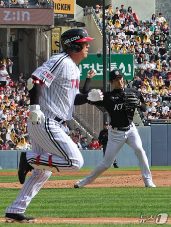 5일 오후 서울 송파구 잠실야구장에서 열린 프로야구 '2024 신한 SOL 뱅크 KBO 포스트시즌' 준플레이오프 1차전 KT 위즈와 LG 트윈스의 경기, LG 공격 2회말 2사 상황에서 KT 고영표가 LG 김현수를 땅볼 아웃 처리하고 있다. 2024.10.5/뉴스1 ⓒ News1 장수영 기자