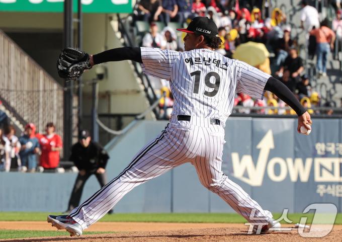 5일 오후 서울 송파구 잠실야구장에서 열린 프로야구 '2024 신한 SOL 뱅크 KBO 포스트시즌' 준플레이오프 1차전 kt 위즈와 LG 트윈스의 경기, 7회초 마운드에 오른 LG 에르난데스가 역투하고 있다. 2024.10.5/뉴스1 ⓒ News1 장수영 기자
