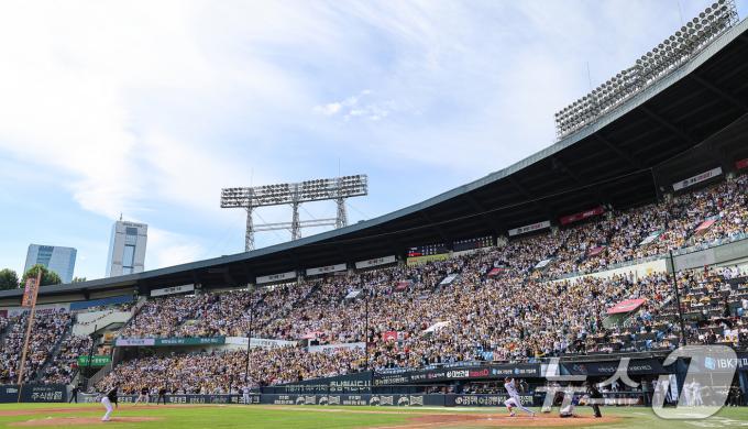 5일 오후 서울 송파구 잠실야구장에서 열린 프로야구 '2024 신한 SOL 뱅크 KBO 포스트시즌' 준플레이오프 1차전 kt 위즈와 LG 트윈스의 경기에서 관중들이 열띤 응원을 펼치고 있다. 2024.10.5/뉴스1 ⓒ News1 김도우 기자