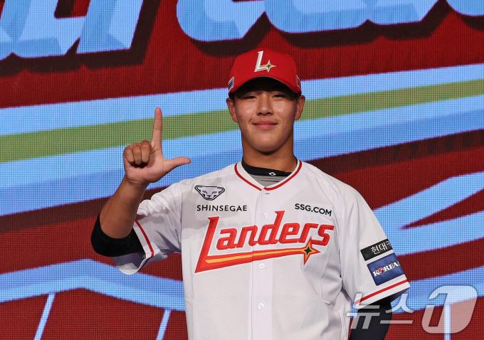 11일 오후 서울 송파구 롯데호텔 월드에서 열린 ‘2025 KBO 신인 드래프트’에서 SSG 1라운드 8순위로 지명된 이율예(강릉고)가 포즈를 취하고 있다. 2024.9.11/뉴스1 ⓒ News1 장수영 기자