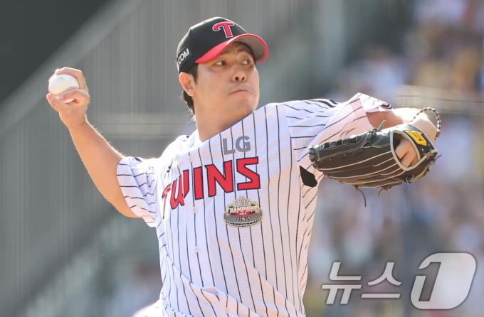 5일 오후 서울 송파구 잠실야구장에서 열린 프로야구 '2024 신한 SOL 뱅크 KBO 포스트시즌' 준플레이오프 1차전 kt 위즈와 LG 트윈스의 경기, LG 김진성이 7회초 등판해 역투하고 있다. 2024.10.5/뉴스1 ⓒ News1 김도우 기자