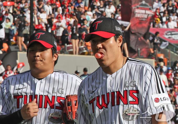 5일 오후 서울 송파구 잠실야구장에서 열린 프로야구 '2024 신한 SOL 뱅크 KBO 포스트시즌' 준플레이오프 1차전 kt 위즈와 LG 트윈스의 경기, 6회초 1사 1,3루 상황에서 마운드에 오른 LG 김진성이 무실점 병살처리로 이닝을 마친 뒤 더그아웃으로 향하고 있다. 2024.10.5/뉴스1 ⓒ News1 장수영 기자