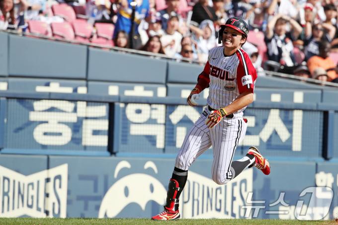 22일 오후 서울 송파구 잠실야구장에서 열린 프로야구 '2024 신한 SOL 뱅크 KBO리그' 두산베어스와 LG트윈스의 경기에서 3회말 LG 공격 2사 주자 없는 상황 박해민이 그라운드 홈런을 치고 홈으로 향하고 있다. 2024.9.22/뉴스1 ⓒ News1 이승배 기자