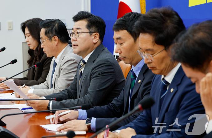 박찬대 더불어민주당 원내대표가 6일 서울 여의도 국회에서 2024년 정기국회 국정감사 맞이 기자간담회를 하고 있다. 박 원내대표는 이번 국정감사를 △국정감사 ‘3대 기조’에 따라 △윤석열정권의 ‘6대 의혹’을 파헤치고 △민생 회생을 위한 ‘5대 대책’을 제시한다는 의미의 ‘삼육오(365)국감’이라 지칭하고 