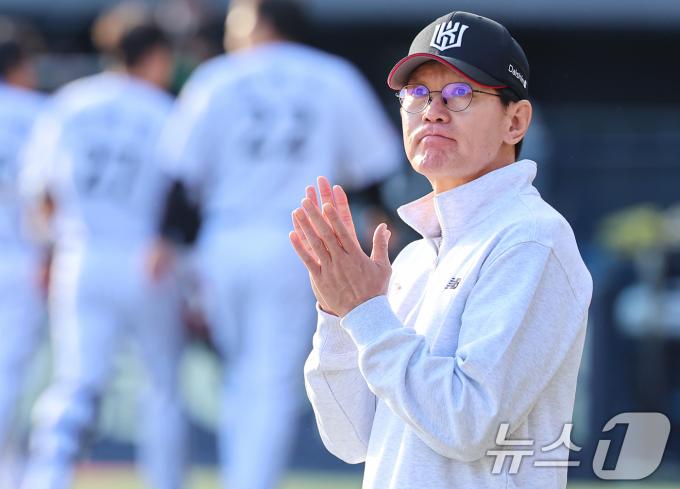 5일 오후 서울 송파구 잠실야구장에서 열린 프로야구 '2024 신한 SOL 뱅크 KBO 포스트시즌' 준플레이오프 1차전 kt 위즈와 LG 트윈스의 경기, kt 이강철 감독이 3대2 승리를 거두고 선수들을 격려하고 있다. 2024.10.5/뉴스1 ⓒ News1 김도우 기자