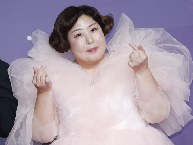 방송인 신기루가 자신의 몸에 관한 악성댓글에 일침을 날렸다. 신기루가 지난해 12월30일 오후 서울 마포구 상암 SBS 프리즘타워에서 진행된 '2023 SBS 연예대상' 레드카펫 행사에서 포즈를 취하고 있다. /사진=뉴스1