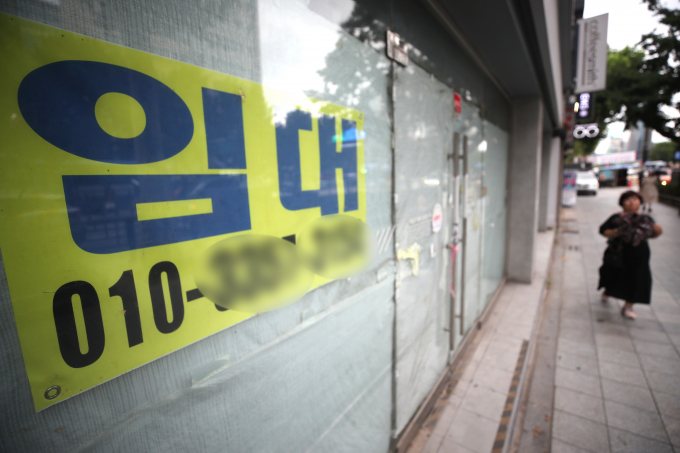 올해 상반기 은행권에서 개인사업자대출119' 프로그램에 1조5414억원을 투입됐다. 사진은 서울 종로의 한 대로변 건물에 임대 안내문이 붙어 있는 모습. /사진= 뉴스1