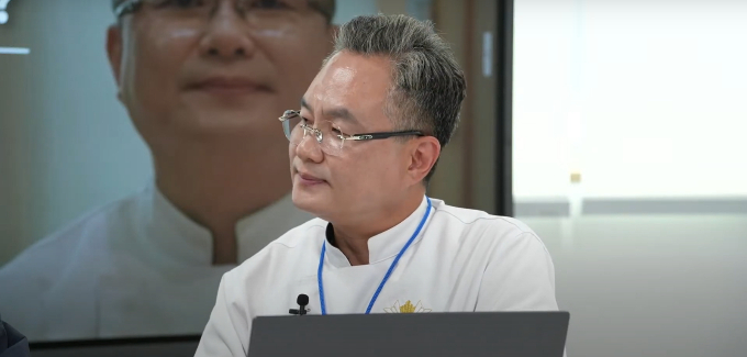 넷플릭스 '흑백요리사'에 출연한 명장 안유성 셰프가 온라인에서 화제가 된 자신의 명품 패션에 관해 해명했다. 지난 4일 안 셰프가 자신의 유튜브 채널에서 라이브 방송을 진행하고 있다. /사진=유튜브 '백수저 안유성' 라이브 방송 캡처