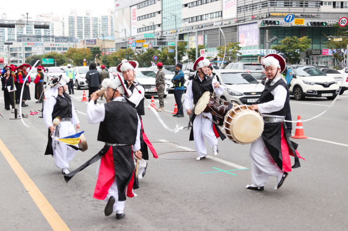 능행차 의왕시 구간(엘에스로~기아자동차 의왕지점~노송지대 약 9km)에는 150여 명의 행렬단이 참여해 당시의 웅장한 행렬을 실감나게 복원하고 있다. / 사진제공=의왕시