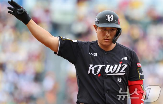 6일 오후 서울 송파구 잠실야구장에서 열린 프로야구 '2024 신한 SOL 뱅크 KBO 포스트시즌' 준플레이오프 2차전 kt 위즈와 LG 트윈스의 경기, 2회초 2사 3루 상황에서 kt 황재균이 적시타를 치고 기뻐하고 있다. 2024.10.6/뉴스1 ⓒ News1 김도우 기자