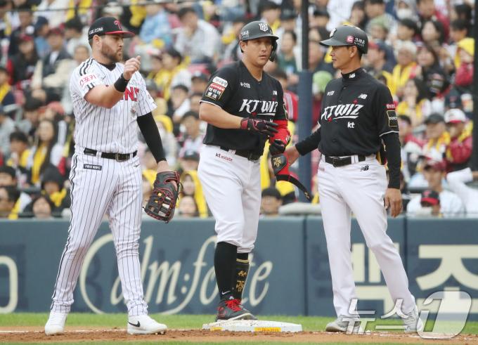 6일 오후 서울 송파구 잠실야구장에서 열린 프로야구 '2024 신한 SOL 뱅크 KBO 포스트시즌' 준플레이오프 2차전 kt 위즈와 LG 트윈스의 경기 2회초 2사 3루 상황 KT 황재균이 LG 임찬규를 상대로 1타점 적시타를 치고 1루 베이스에서 더그아웃을 바라보고 있다. 2024.10.6/뉴스1 ⓒ News1 임세영 기자