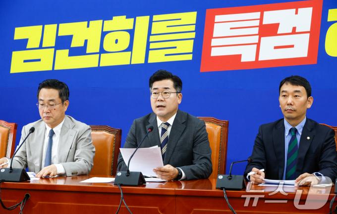박찬대 더불어민주당 원내대표가 6일 서울 여의도 국회에서 2024년 정기국회 국정감사 맞이 기자간담회를 하고 있다. 박 원내대표는 이번 국정감사를 △국정감사 ‘3대 기조’에 따라 △윤석열정권의 ‘6대 의혹’을 파헤치고 △민생 회생을 위한 ‘5대 대책’을 제시한다는 의미의 ‘삼육오(365)국감’이라 지칭하고 