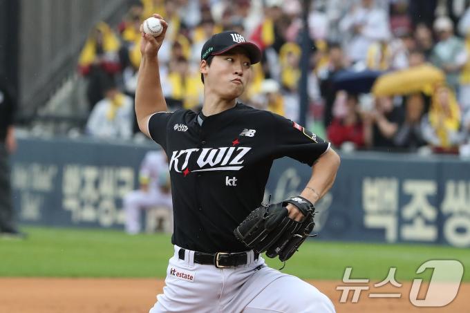 6일 오후 서울 송파구 잠실야구장에서 열린 프로야구 '2024 신한 SOL 뱅크 KBO 포스트시즌' 준플레이오프 2차전 kt 위즈와 LG 트윈스의 경기에서 KT 선발투수 엄상백이 역투하고 있다. 2024.10.6/뉴스1 ⓒ News1 임세영 기자