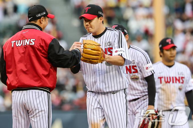 6일 오후 서울 송파구 잠실야구장에서 열린 프로야구 '2024 신한 SOL 뱅크 KBO 포스트시즌' 준플레이오프 2차전 kt 위즈와 LG 트윈스의 경기, LG 선발투수 임찬규가 6회초 1사 1루 상황에서 교체되고 있다. 2024.10.6/뉴스1 ⓒ News1 김도우 기자