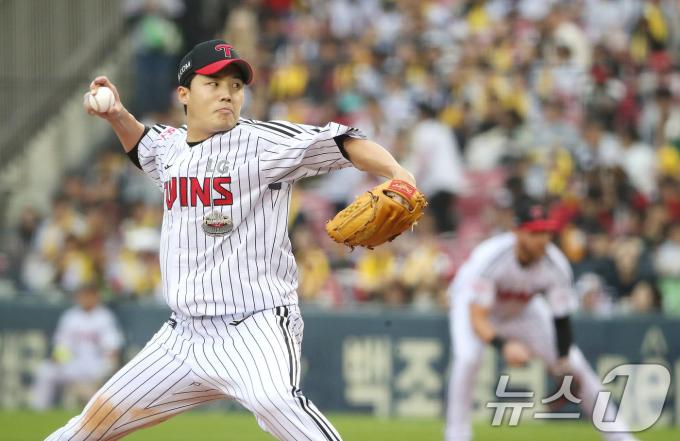 6일 오후 서울 송파구 잠실야구장에서 열린 프로야구 '2024 신한 SOL 뱅크 KBO 포스트시즌' 준플레이오프 2차전 kt 위즈와 LG 트윈스의 경기에서 LG 임찬규가 역투하고 있다. 2024.10.6/뉴스1 ⓒ News1 임세영 기자