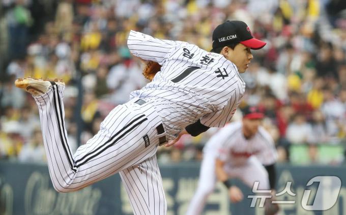 6일 오후 서울 송파구 잠실야구장에서 열린 프로야구 '2024 신한 SOL 뱅크 KBO 포스트시즌' 준플레이오프 2차전 kt 위즈와 LG 트윈스의 경기에서 LG 임찬규가 역투하고 있다. 2024.10.6/뉴스1 ⓒ News1 임세영 기자