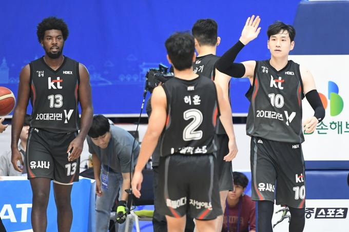 수원 KT가 부산 KCC를 꺾고 컵대회 첫승을 신고했다.(KBL 제공)