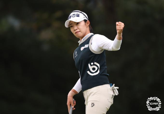 김수지가 6일 경기 여주 블루헤런 골프클럽에서 열린 '제24회 하이트진로 챔피언십' 최종라운드 3번홀에서 파세이브 홀아웃을 하고 있다． 이날 '가을 여왕' 김수지는 3년 만에 하이트진로 챔피언십 정상을 탈환하며 시즌 첫 승을 거뒀다. (KLPGT 제공) 2024.10.6/뉴스1 ⓒ News1 박지혜 기자