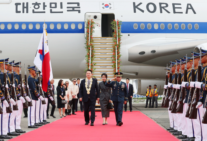 윤석열 대통령과 김건희 여사가 필리핀 마닐라 니노이 아키노 국제공항에 도착했다. /사진= 뉴시스