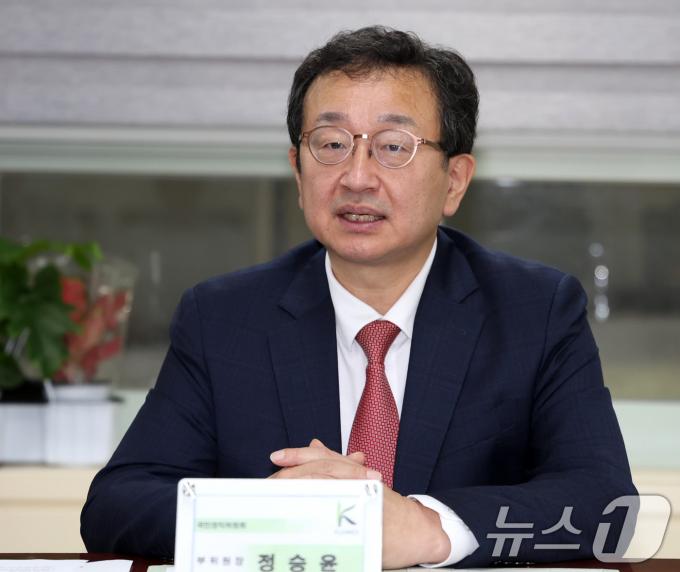 정승윤 국민권익위원회 부위원장이 추석 명절을 앞둔 11일 경기 고양시 한국화훼농협 본점에서 화훼 관련 단체·기업 대표자들과 '청탁금지법 관련 이해관계단체 간담회'를 하고 있다. (국민권익위원회 제공) 2024.9.11/뉴스1
