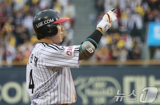 6일 오후 서울 송파구 잠실야구장에서 열린 프로야구 '2024 신한 SOL 뱅크 KBO 포스트시즌' 준플레이오프 2차전 kt 위즈와 LG 트윈스의 경기 6회말 1사 만루 상황 LG 신민재가 3타점 싹쓸이 적시 2루타를 치고 세리머니를 하고 있다. 2024.10.6/뉴스1 ⓒ News1 임세영 기자