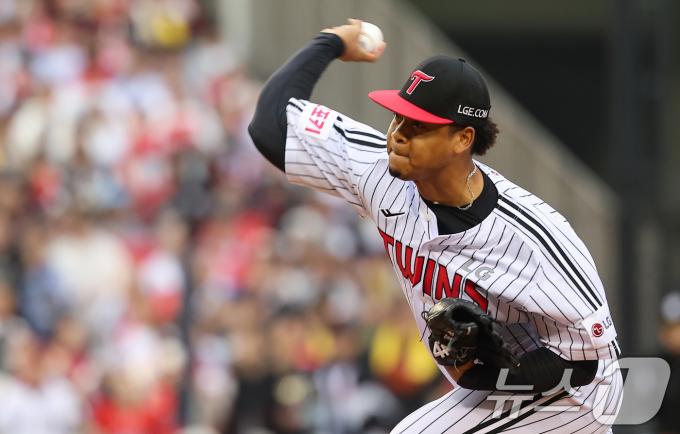 6일 오후 서울 송파구 잠실야구장에서 열린 프로야구 '2024 신한 SOL 뱅크 KBO 포스트시즌' 준플레이오프 2차전 kt 위즈와 LG 트윈스의 경기, LG 에르난데스가 6회초 등판해 역투하고 있다. 2024.10.6/뉴스1 ⓒ News1 김도우 기자