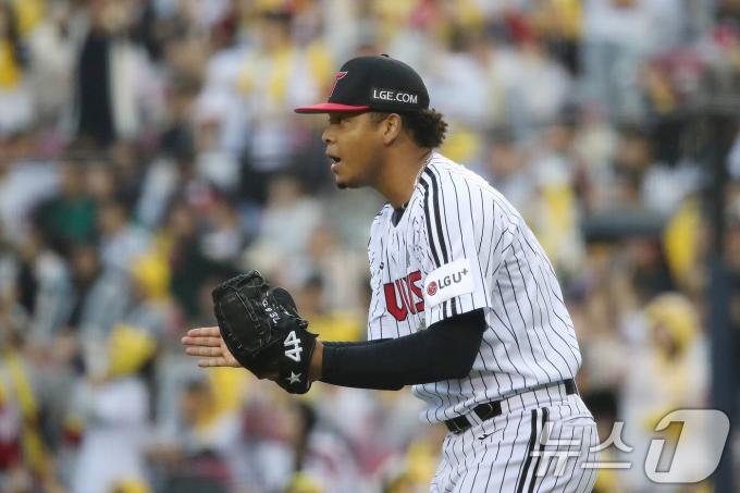 6일 오후 서울 송파구 잠실야구장에서 열린 프로야구 '2024 신한 SOL 뱅크 KBO 포스트시즌' 준플레이오프 2차전 kt 위즈와 LG 트윈스의 경기 7회초 2사 1,2루 상황 LG 에르난데스가 KT 강백호 타석때 2루수 땅볼로 1루주자 로하스를 포스아웃으로 잡아내고 박수 치고 있다. 2024.10.6/뉴스1 ⓒ News1 임세영 기자