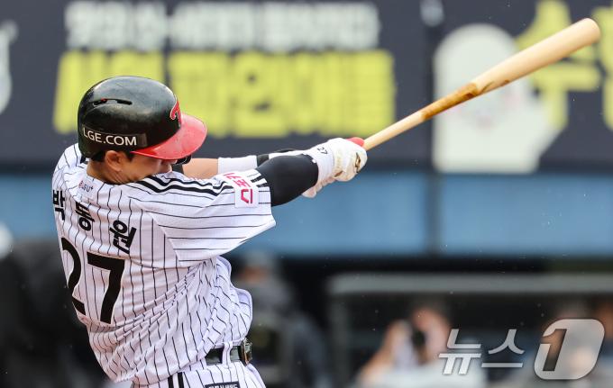 6일 오후 서울 송파구 잠실야구장에서 열린 프로야구 '2024 신한 SOL 뱅크 KBO 포스트시즌' 준플레이오프 2차전 kt 위즈와 LG 트윈스의 경기, 4회말 1사 3루 상황에서 LG 박동원이 1타점 2루타를 치고 있다. 2024.10.6/뉴스1 ⓒ News1 김도우 기자