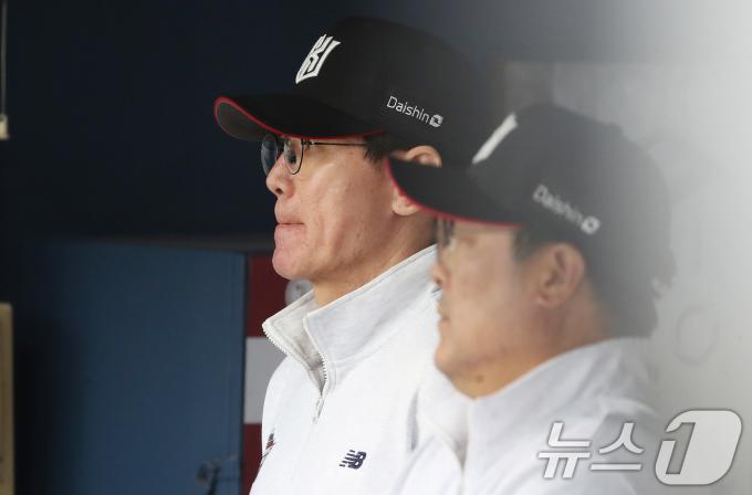 6일 오후 서울 송파구 잠실야구장에서 열린 프로야구 '2024 신한 SOL 뱅크 KBO 포스트시즌' 준플레이오프 2차전 kt 위즈와 LG 트윈스의 경기에서 KT 이강철 감독이 경기를 바라보고 있다. 2024.10.6/뉴스1 ⓒ News1 임세영 기자