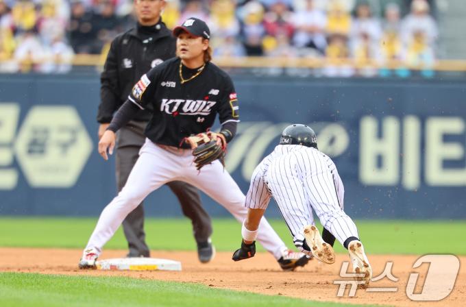 6일 오후 서울 송파구 잠실야구장에서 열린 프로야구 '2024 신한 SOL 뱅크 KBO 포스트시즌' 준플레이오프 2차전 kt 위즈와 LG 트윈스의 경기, 3회말 1사 1루 상황에서 1루주자 LG 신민재가 2루 도루에 성공하고 있다. 2024.10.6/뉴스1 ⓒ News1 김도우 기자