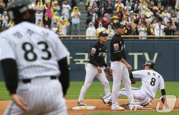 6일 오후 서울 송파구 잠실야구장에서 열린 프로야구 '2024 신한 SOL 뱅크 KBO 포스트시즌' 준플레이오프 2차전 kt 위즈와 LG 트윈스의 경기 3회말 무사 1,2루 상황 LG 문성주가 박해민과 함께 더블스틸을 하고 있다. 2024.10.6/뉴스1 ⓒ News1 임세영 기자