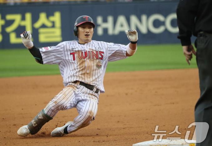 6일 오후 서울 송파구 잠실야구장에서 열린 프로야구 '2024 신한 SOL 뱅크 KBO 포스트시즌' 준플레이오프 2차전 kt 위즈와 LG 트윈스의 경기 6회말 1사 만루 상황 LG 신민재가 3타점 싹쓸이 적시 2루타 후 좌익수 포구 실책으로 3루까지 출루하고 있다. 2024.10.6/뉴스1 ⓒ News1 임세영 기자