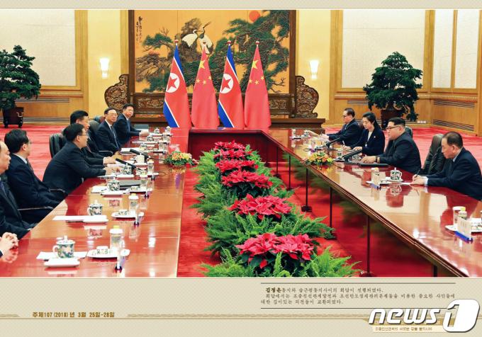 북한 외국문출판사가 12일 공개한 김정은 국무위원장 화보 '대외관계 발전의 새 시대를 펼치시어'. 김 위원장이 2018년 3월 중국을 방문해 시진핑 주석과 정상회담을 하는 모습이 실려있다.(외국문출판사 화보 캡처) 2021.5.12/뉴스1