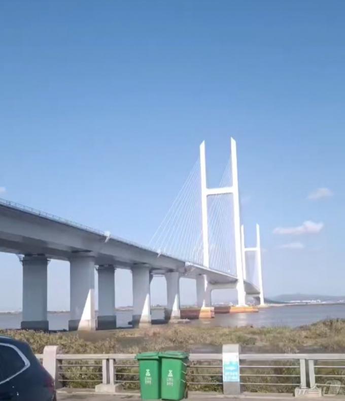 지난 4일 중국 랴오닝성 단둥 압록강변에 새로 건설된 신압록강대교의 모습. (독자제공) ⓒ News1 정은지 특파원