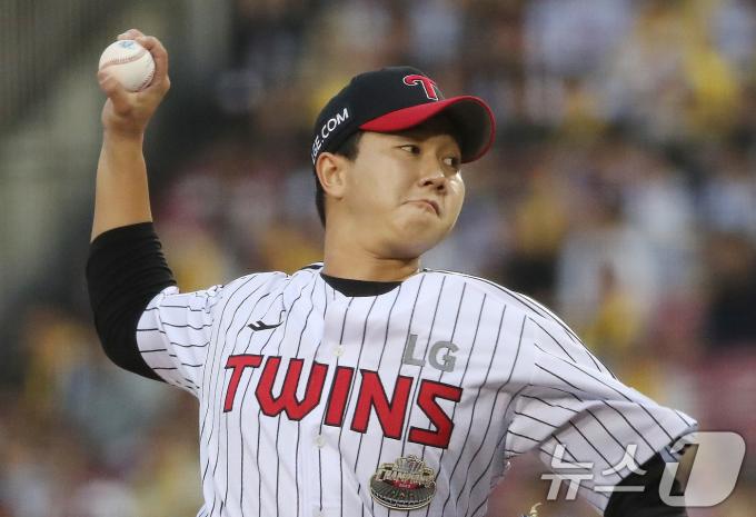 6일 오후 서울 송파구 잠실야구장에서 열린 프로야구 '2024 신한 SOL 뱅크 KBO 포스트시즌' 준플레이오프 2차전 kt 위즈와 LG 트윈스의 경기에서 LG 유영찬이 9회초에 등판해 역투하고 있다. 2024.10.6/뉴스1 ⓒ News1 임세영 기자