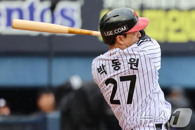 6일 오후 서울 송파구 잠실야구장에서 열린 프로야구 '2024 신한 SOL 뱅크 KBO 포스트시즌' 준플레이오프 2차전 kt 위즈와 LG 트윈스의 경기, 4회말 1사 3루 상황에서 LG 박동원이 1타점 2루타를 치고 있다. 2024.10.6/뉴스1 ⓒ News1 김도우 기자
