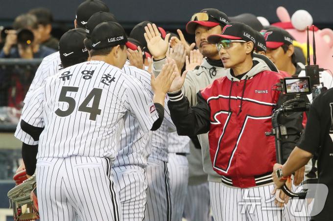 6일 오후 서울 송파구 잠실야구장에서 열린 프로야구 '2024 신한 SOL 뱅크 KBO 포스트시즌' 준플레이오프 2차전 kt 위즈와 LG 트윈스의 경기에서 LG 염경엽 감독이 유영찬과 하이파이브를 나누고 있다. 이날 경기는 LG가 KT를 상대로 7-2로 승리했다. 2024.10.6/뉴스1 ⓒ News1 임세영 기자