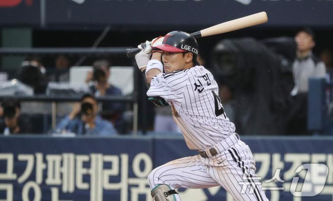 6일 오후 서울 송파구 잠실야구장에서 열린 프로야구 '2024 신한 SOL 뱅크 KBO 포스트시즌' 준플레이오프 2차전 kt 위즈와 LG 트윈스의 경기 6회말 1사 만루 상황 LG 신민재가 3타점 싹쓸이 적시 2루타를 치고 있다. 2024.10.6/뉴스1 ⓒ News1 임세영 기자