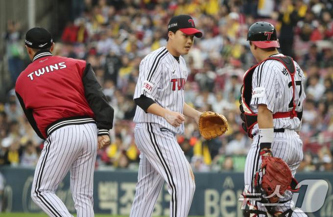 6일 오후 서울 송파구 잠실야구장에서 열린 프로야구 '2024 신한 SOL 뱅크 KBO 포스트시즌' 준플레이오프 2차전 kt 위즈와 LG 트윈스의 경기 6회초 1사 1루 상황 LG 임찬규가 마운드를 내려가고 있다. 2024.10.6/뉴스1 ⓒ News1 임세영 기자