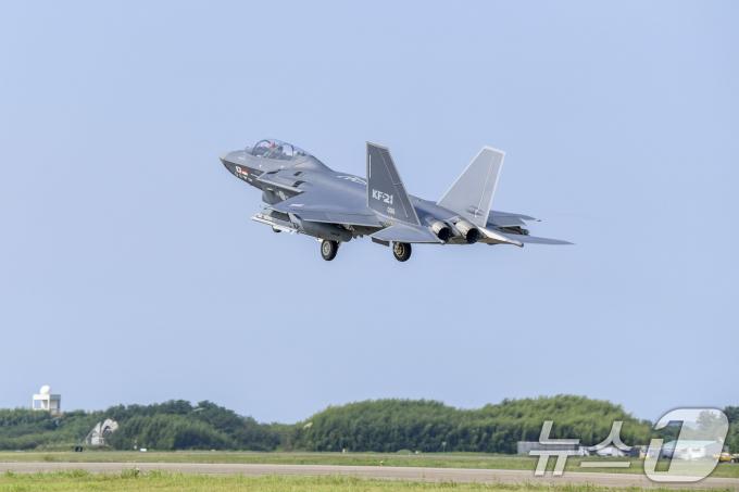 KF-21 '보라매' 시제기가 공군 서산기지 활주로를 힘차게 박차며 이륙하고 있다. (공군 제공) 2024.9.5/뉴스1