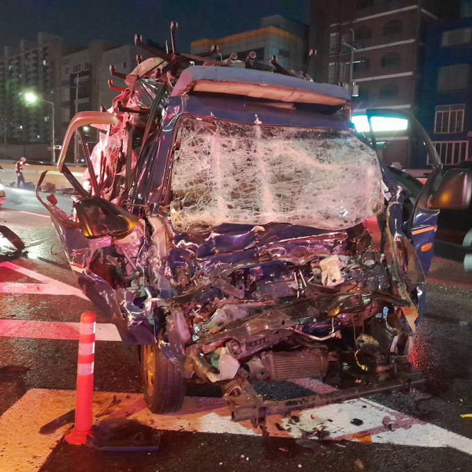 인천 제1경인고속도로 부평 나들목(IC)에서 역주행 차량과 승합차가 충돌해 7중 차량 추돌사고가 벌어져 1명이 사망했다. 사진은 사고가 난 포터 차량의 모습. /사진=뉴스1(인천소방본부 제공)