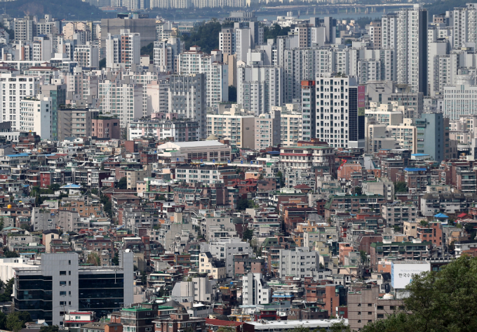 서울시가 최근 공사비 갈등으로 공사 중지가 예고된 용산구 이촌동 현대아파트 리모델링 현장에 공사비 갈등 중재를 위한 코디네이터를 파견했다. 사진은 서울 시내 주택가 밀집 지역. /사진=뉴시스