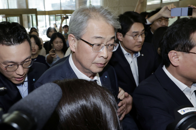 임종룡 우리금융그룹 회장이 30일 서울 중구 은행회관에서 열린 금융위원회 위원장-금융지주회장과 간담회에 참석하며 취재진 질문을 받고 있다./사진-뉴시스